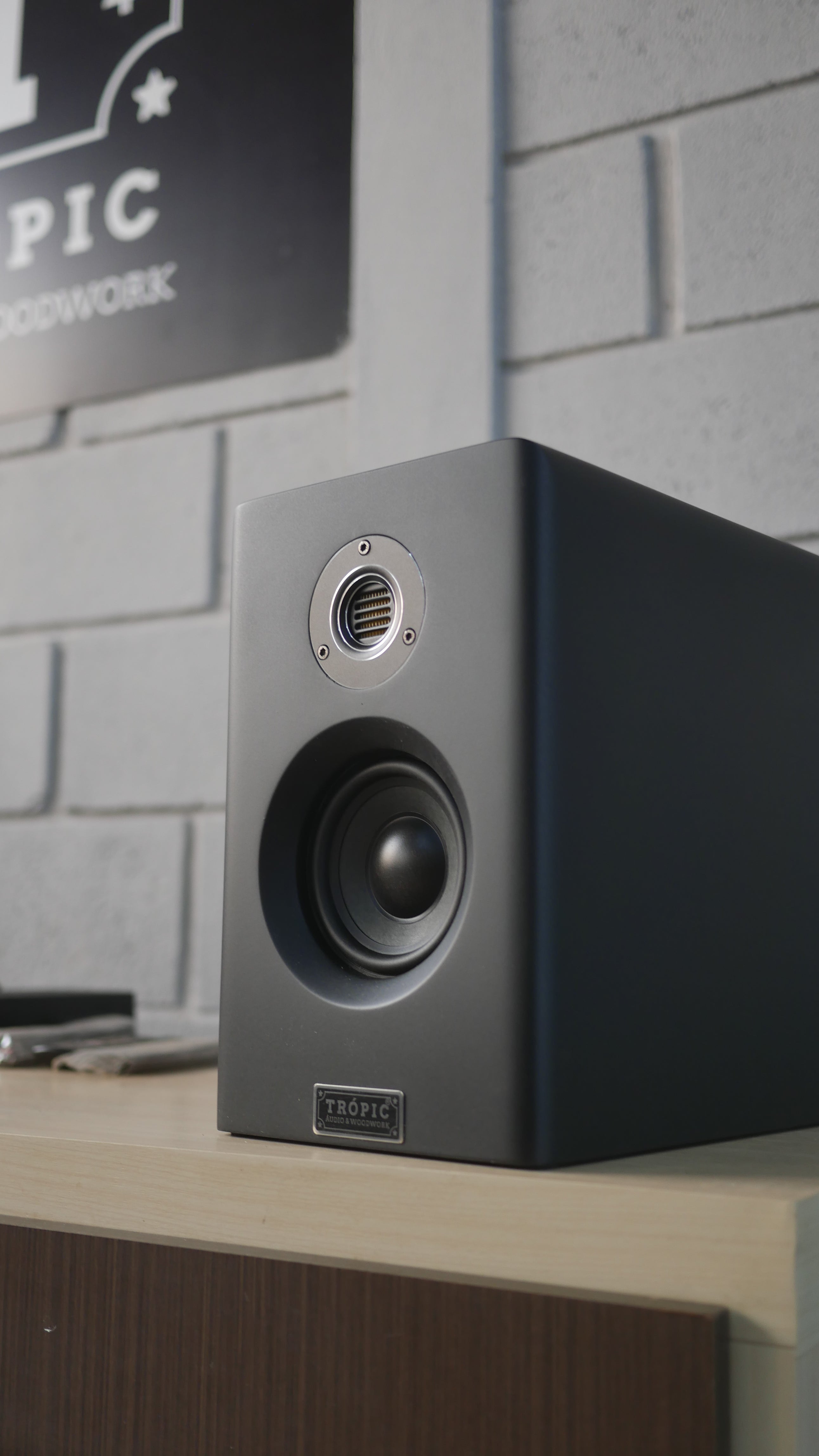 Bookshelf TA-Beta 4 v2 - In Colors - Hi-Fi Premium (PAR) image 0